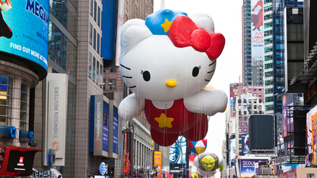 Słodki kotek z kokardką, czyli Hello Kitty podbija świat...mody. Postać wymyślona przez japońską firmę Sanrio w 1974 roku jest już bohaterką filmów animowanych, gier komputerowych, ozdobą wielu gadżetów, a teraz także motywem kolekcji marki Forever21.
