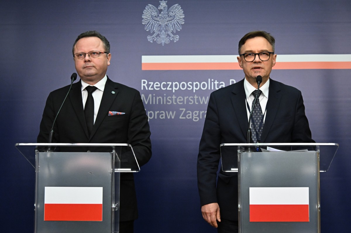 Rzecznik MSZ Paweł Wroński i wiceminister spraw zagranicznych Andrzej Szejna podczas konferencji prasowej w siedzibie MSZ w Warszawie, po spotkaniu z ambasadorem Izraela Jakowem Liwne