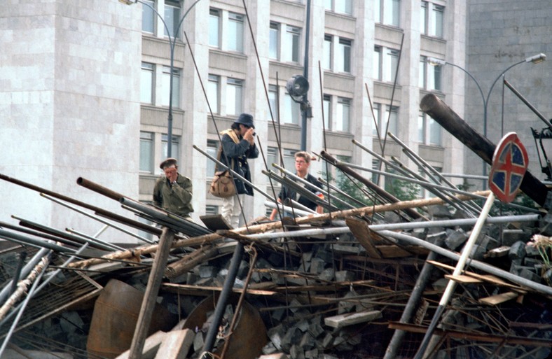 Barykada w centrum Moskwy podczas próby komunistycznego puczu w sierpniu 1991 r.