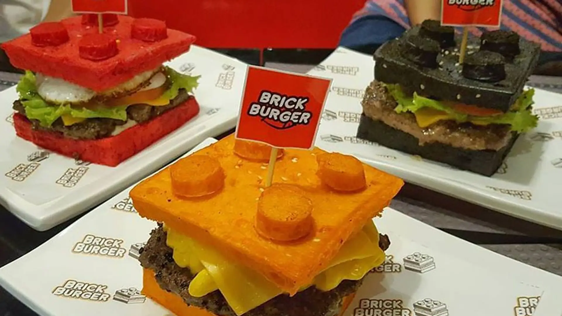 Fani Lego otworzyli restaurację. Robią burgery w kształcie klocków