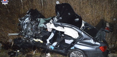 Tragiczny wypadek na krajowej 12. Młody kierowca bmw zginął po zderzeniu z dwiema ciężarówkami