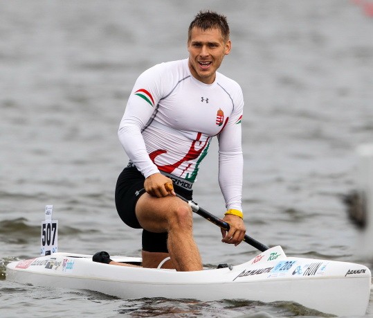 Kövér a kenusok maratoni távjain versenyez, és nyert kilencszer világbajnoki címet