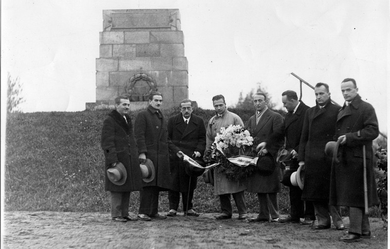 Przed grobem żołnierzy polskich poległych na Łotwie w latach 1919-1920. Józef Mackiewicz drugi z lewej.