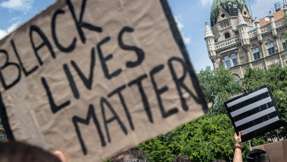 Black Lives Matter tüntetés Budapesten is: ezren a nagykövetségnél – Fotók a helyszínről