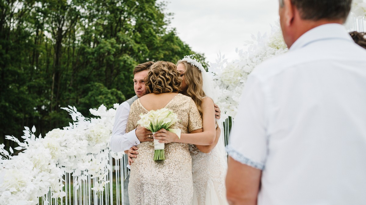 Svekrva se pojavila u beloj čipki na našem venčanju, a kad smo otvorili kovertu skamenili smo se