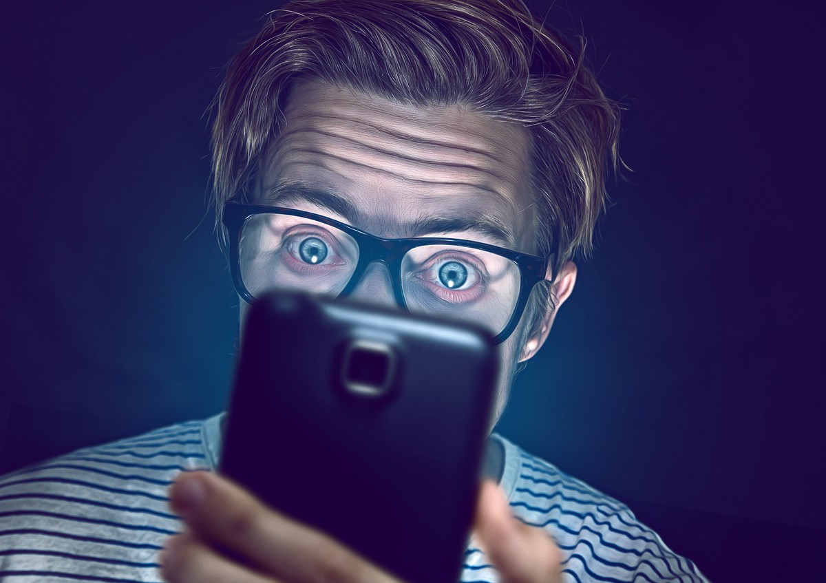 Mężczyzna ze smartfonem