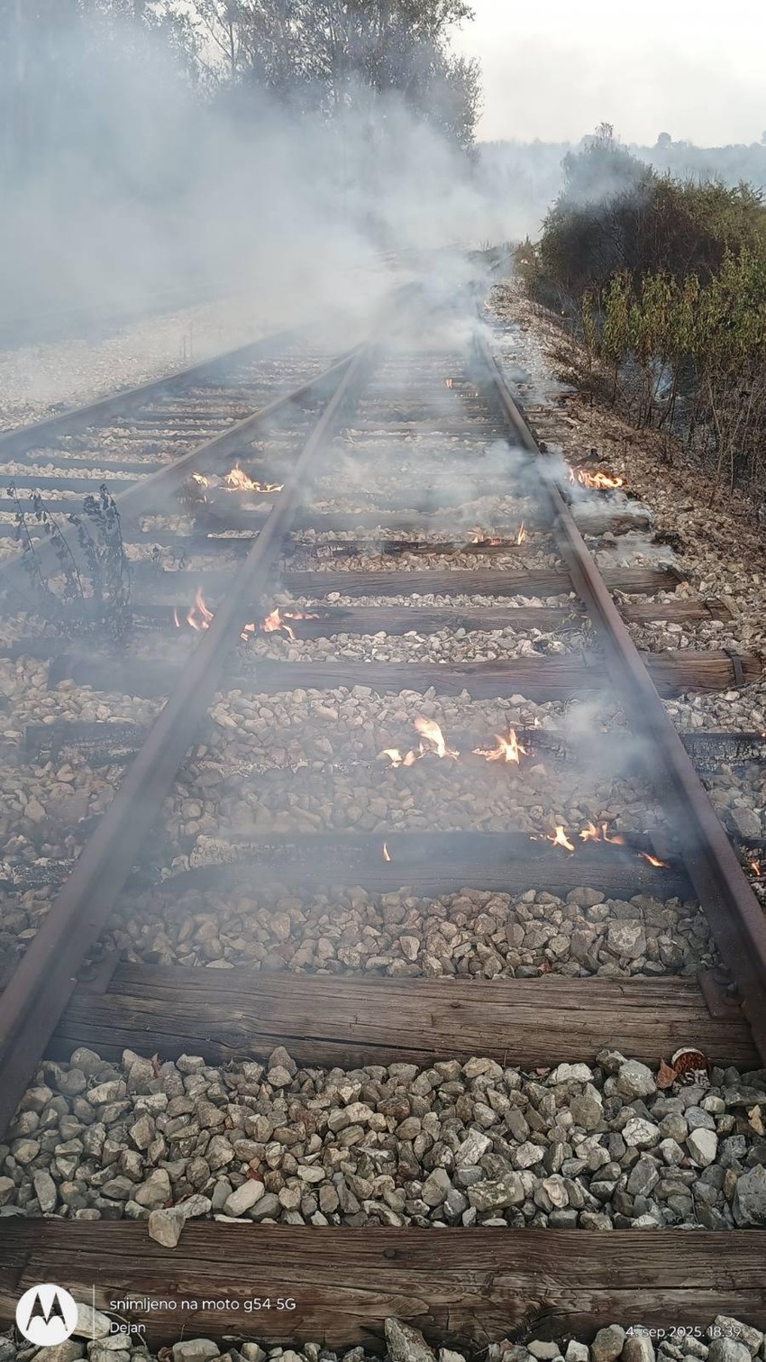 Požar kraj pruge u Brusniku