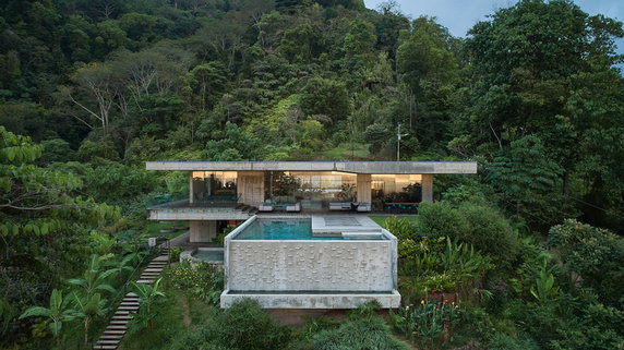Luksusowa 'Art Villa' w surowym krajobrazie dzikiej dżungli