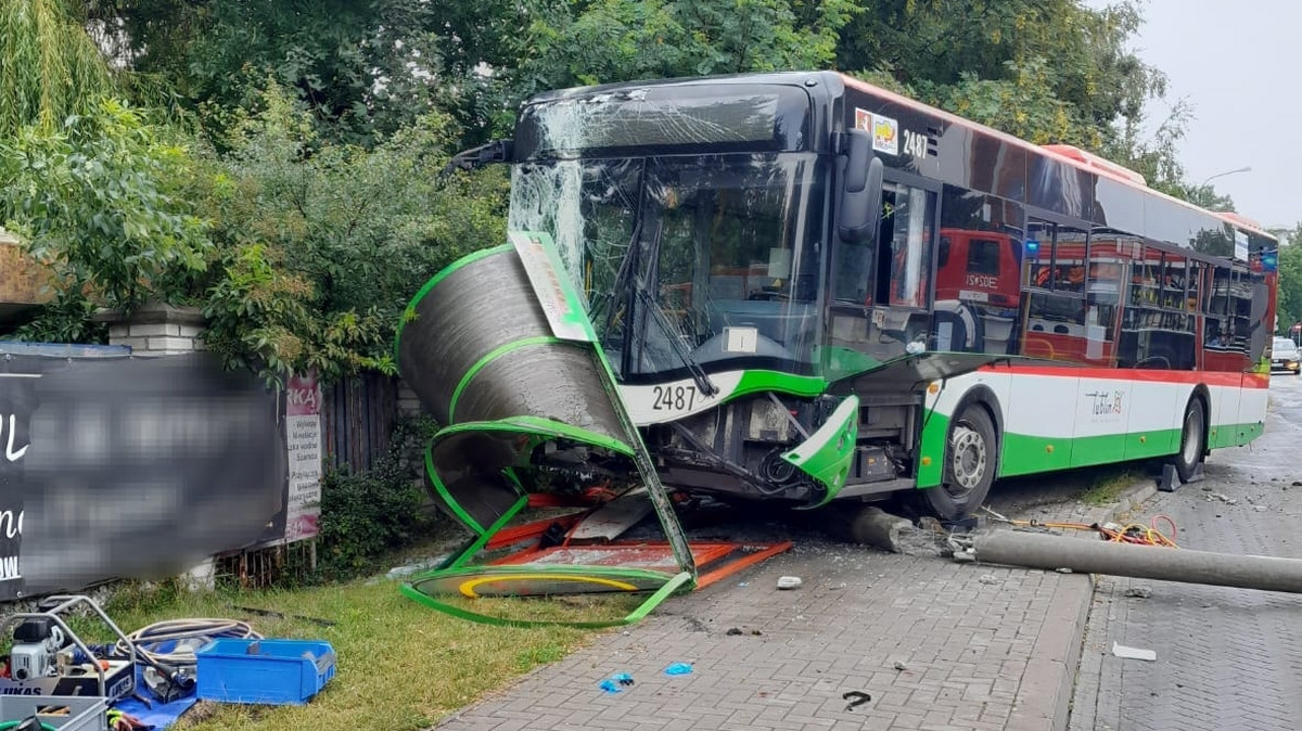 Dramatyczny wypadek w Lublinie. Autobus MPK wjechał w przystanek. Są ranni