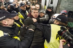 Przepychanka z policją przed teatrem. Poszło o aktorów porno. 12 osób zatrzymanych