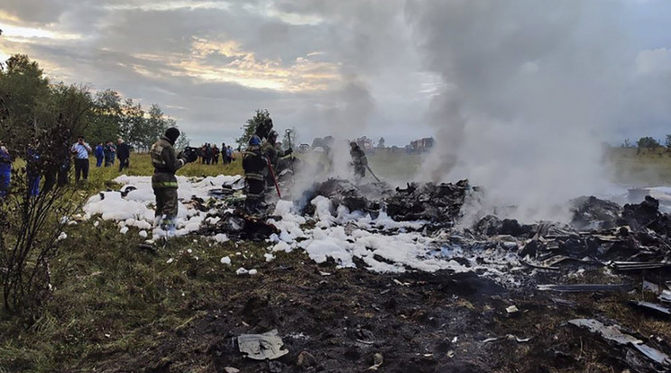 Az Orosz Nyomozó Bizottság által közreadott kép a mentőalakulatok tagjairól a lezuhant magánrepülőgép roncsa mellett  / Fotó: MTI/EPA
