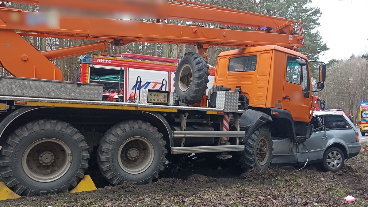 Koszmarny wypadek. Ciężarówka zgniotła auto. Są ofiary