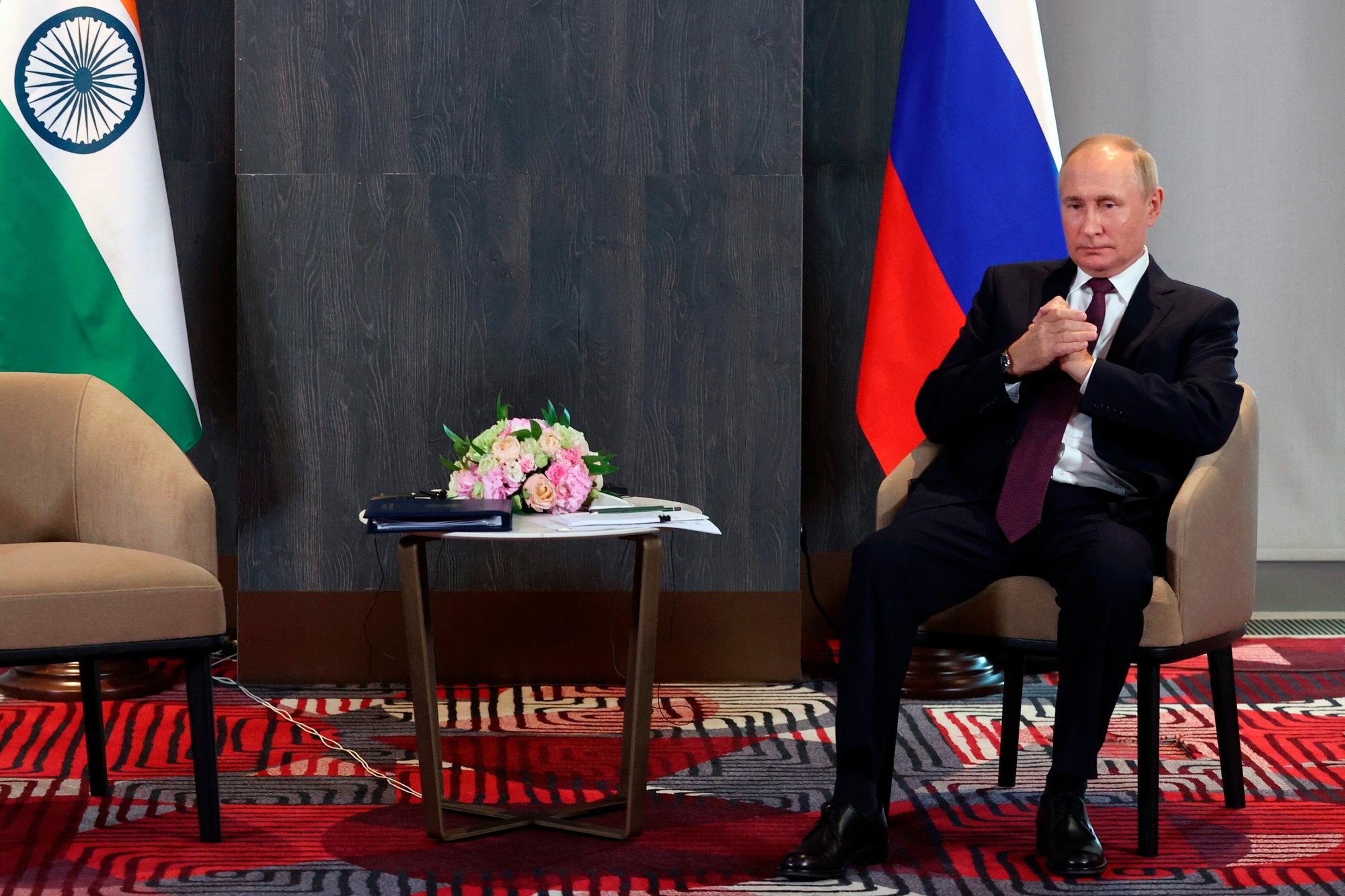 Ruský prezident Vladimir Putin čaká na indického premiéra Narendra Modiho.