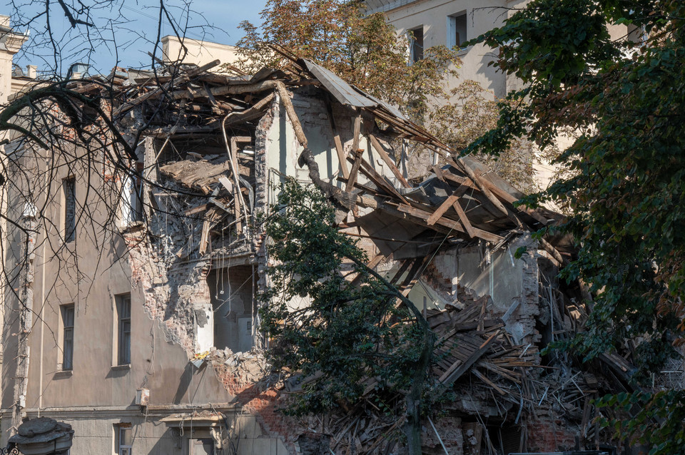 Całkowicie uszkodzony budynek w Charkowie