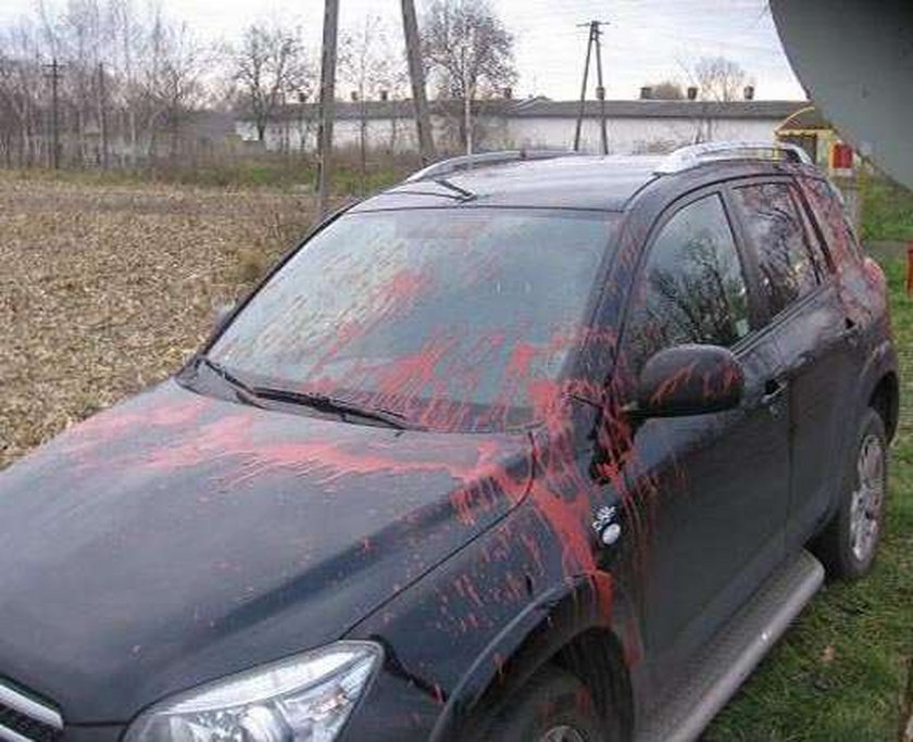 Sąsiad oblał farba samochód