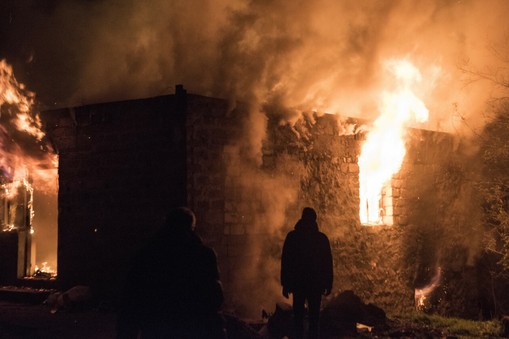 Ormianie opuszczają Górski Karabach i palą swoje domy.