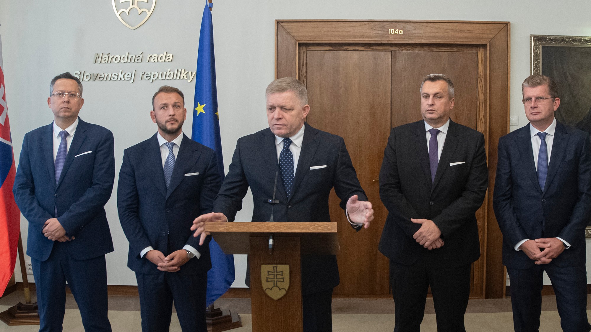 Zľava minister financií SR Ladislav Kamenický (Smer-SD), predseda Hlas-SD a minister vnútra SR Matúš Šutaj-Eštok, predseda Smer-SD a premiér SR Robert Fico, predseda SNS a podpredseda parlamentu Andrej Danko a podpredseda parlamentu dočasne poverený jeho vedením Peter Žiga (Hlas-SD).