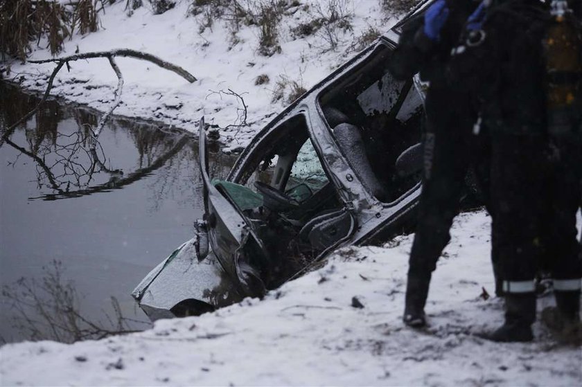 Auto wpadło do stawu. 4 osoby nie żyją!