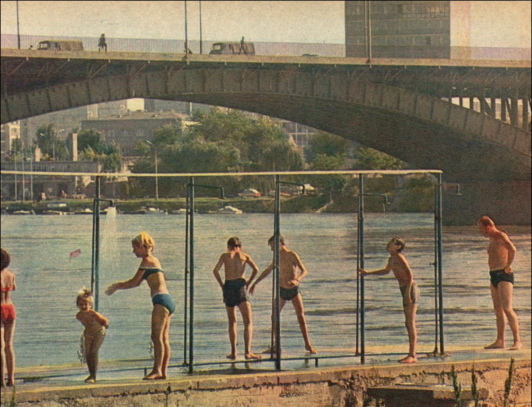 "Kąpieli nie tylko słonecznej ale i autentycznej zażywają warszawiacy na stołecznych plażach. - zdjęcie pochodzi z tygodnika Stolica nr 32 (1026) 06.08.1967