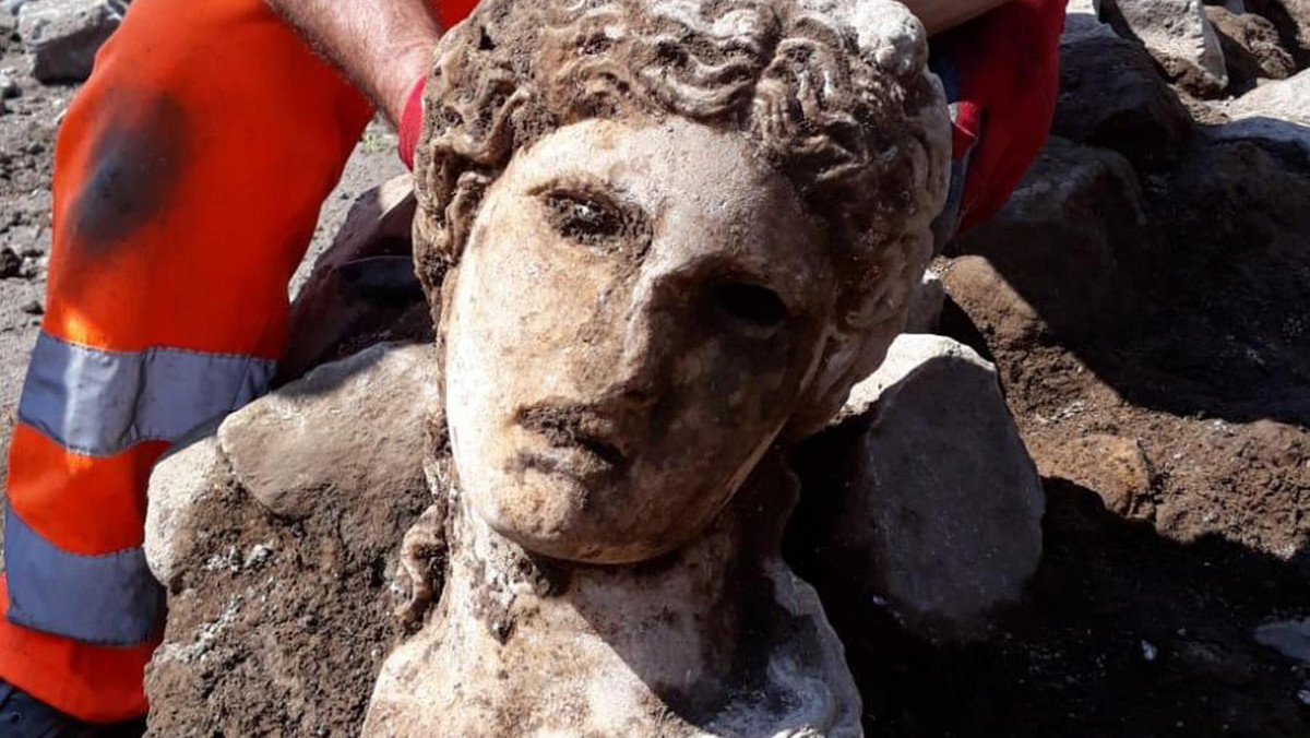 Włochy: Głowę z marmuru znaleźli archeolodzy u stóp rzymskiego Kapitolu