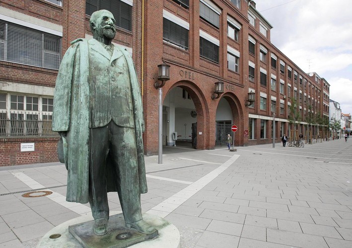 W roku 1862 Adam Opel w zakładzie ślusarskim swojego ojca w niemieckim Rüsselsheim zaczyna konstruować maszyny do szycia. Wkrótce potem zaczyna sprzedawać rowery i w roku 1886 na rynek wchodzi pierwszy model 'Velociped'