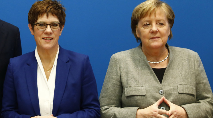 Kicsivel több mint egy éve úgy tűnt megtalálta utódját Angela Merkel. Annegret-Kram Karranbauer azonban bedobta a törülközőt. /Fotó: Getty Images