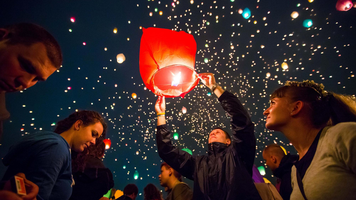 Kilkanaście tysięcy lampionów ma zostać wypuszczonych w niebo podczas piątkowej Nocy Kupały. Organizatorzy planują pobić rekord Guinnessa, który należy do Meksyku.