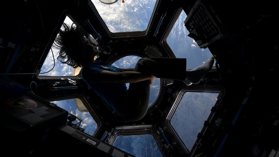 Wg naszej rozmówczyni człowiek w kosmosie jest niezastąpiony. Na zdjęciu przypominającym scenę z filmu "Grawitacja" włoska astronautka Samantha Cristoforetti w module widokowym Cupola na pokładzie Międzynarodowej Stacji Kosmicznej, 13/10/2022.