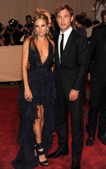 Sienna Miller i Jude Law na gali Costume Institute w The Metropolitan Museum of Art w Nowym Jorku