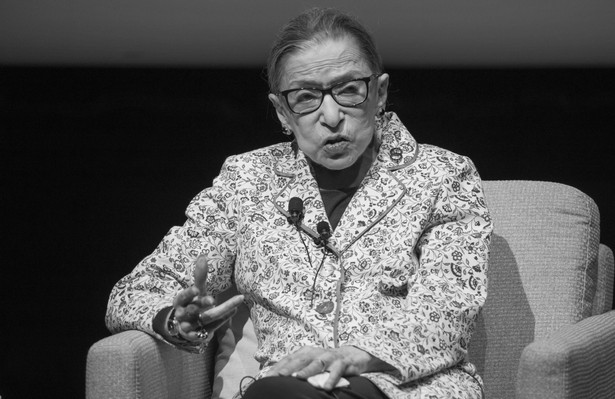 epa07831381 US Supreme Court Associate Justice Ruth Bader Ginsburg speaks during an appearance at the University of Chicago Harris School of Public Policy in Chicago, Illinois, USA, 09 September 2019. Ginsburg was to be presented with the Harris Dean's Award for her years of public service. EPA/TANNEN MAURY Dostawca: PAP/EPA.