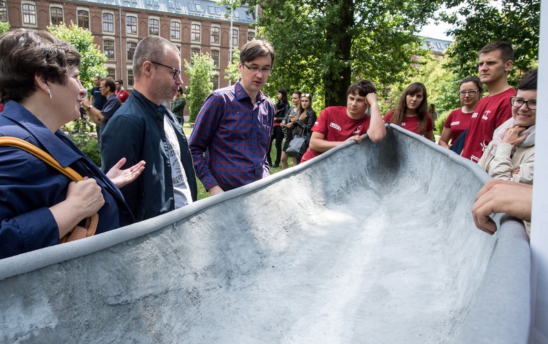 Kajak z betonu studentów z koła naukowego Żuraw przy Katedrze Budownictwa betonowego Wydziału Budownictwa, Architektury i Inżynierii Budownictwa Politechniki Łódzkie - (sj) PAP/Grzegorz Michałowski