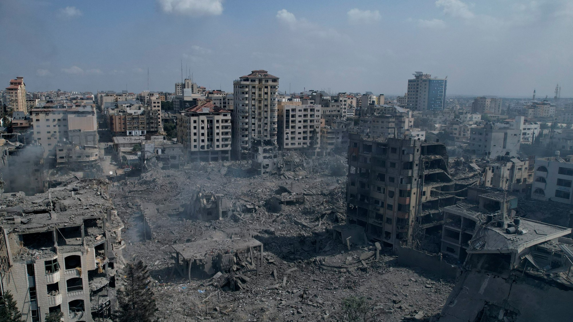Pohľad na trosky budov, ktoré boli zasiahnuté izraelským náletom v meste Gaza.