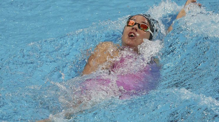 Burian Kata a 200 méteres hátúszás előfutamában, a kazanyi vizes világbajnokságon. / Fotó: MTI / Kovács Anikó