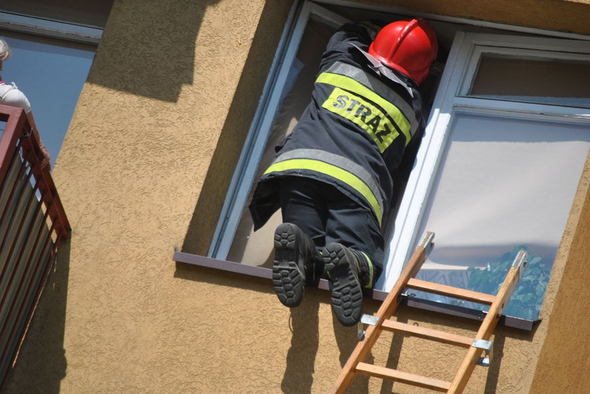 Staruszka zatrzasnęła się na balkonie. W środku małe dziecko 