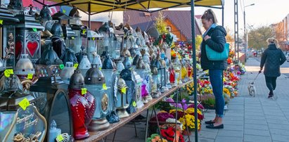 Znicze i wkłady są znacznie droższe. Jednak sprzedawcy nie zbiją na tym kokosów