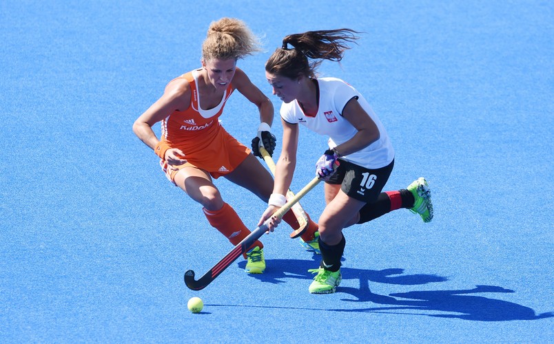 Piękne dziewczyny grają w hokeja... na trawie