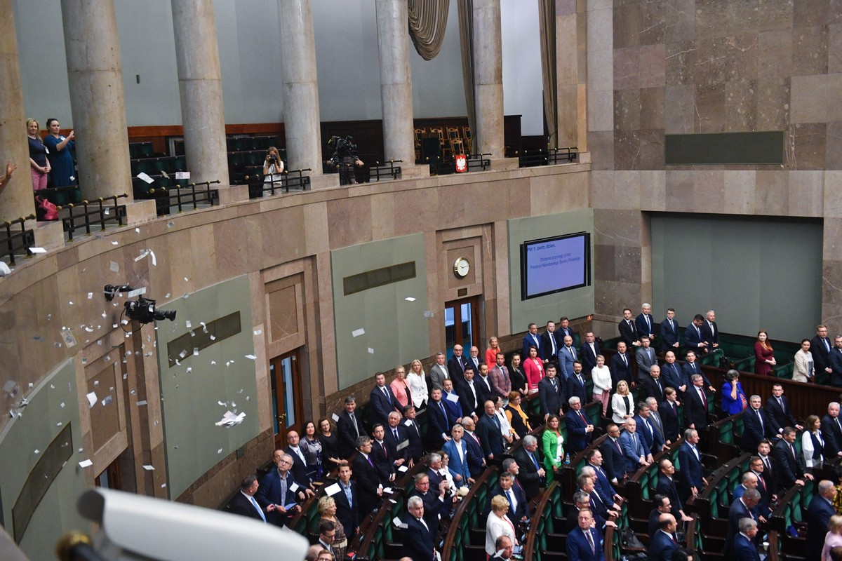 Posłanka Jachira rozrzuciła z galerii sejmowej imitacje banknotów