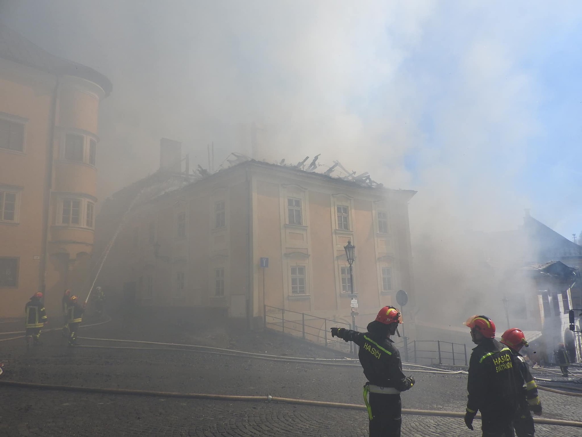 Požiar na námestí v Banskej Štiavnici vypukol v dopoludňajších hodinách v historickej budove, postupne sa rozšíril aj na ďalšie budovy v centre mesta. 