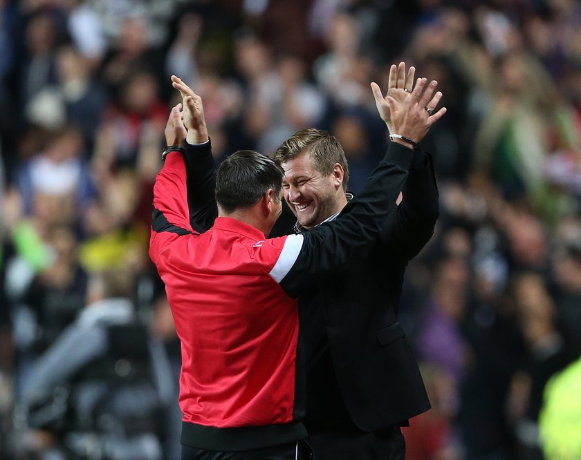 Trener MK Dons Karl Robinson stwierdził, że jego piłkarze muszą oszukiwać