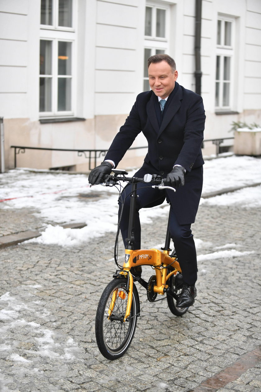 Choć zima w pełni, a w Warszawie pada śnieg, nie zraziło to prezydenta do przejażdżki elektrycznymi pojazdami