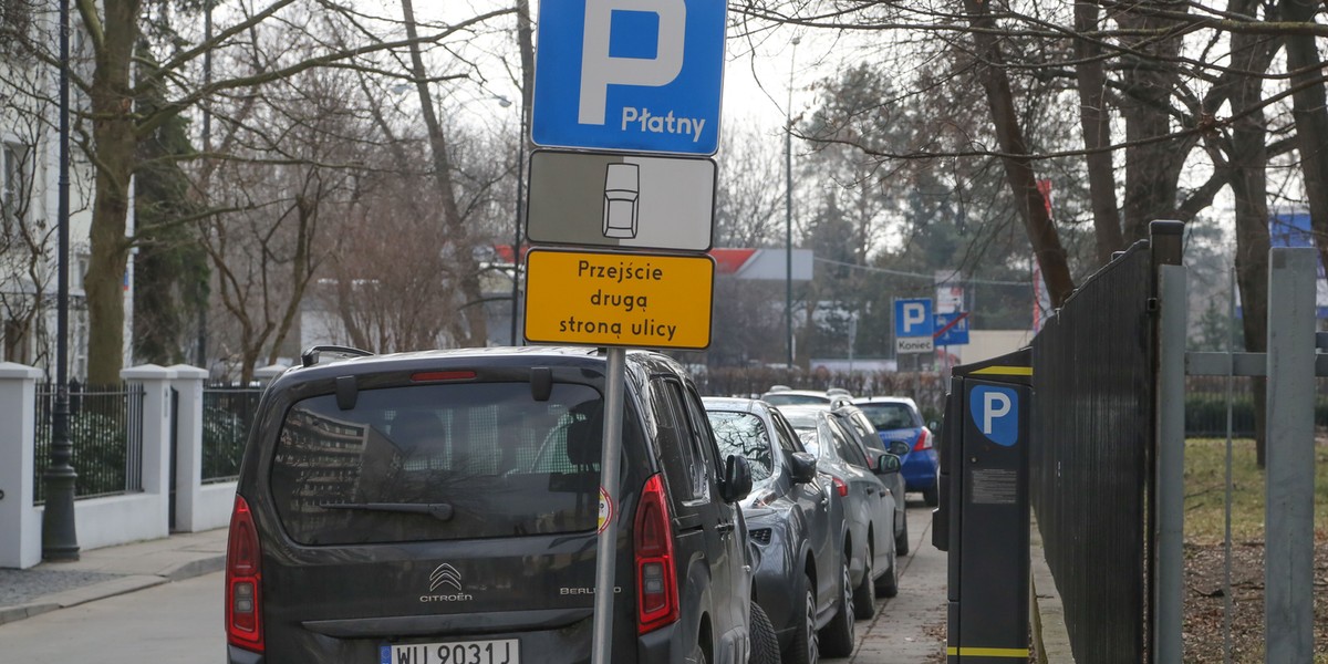 Rozszerzyli strefę parkingową, ograniczyli liczbę parkometrów.