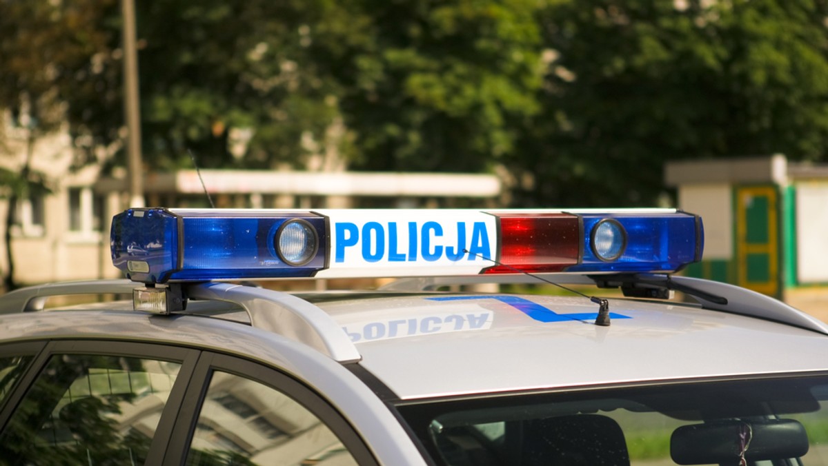 Policja kontynuuje dochodzenie w sprawie zniszczenia grobów na tamtejszym cmentarzu.