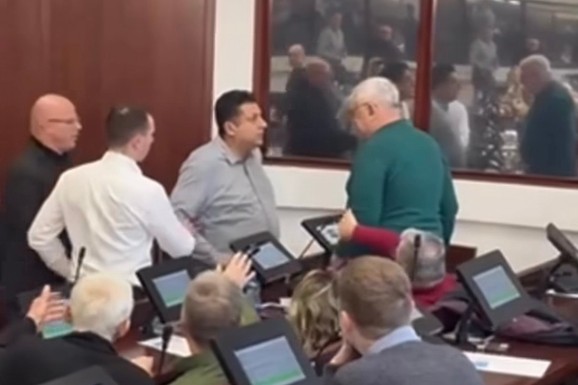 (VIDEO) TUČA U SKUPŠTINI GRADA ČAČKA Sukobili se odbornici: "Nemoj da ti je***m mamu, barabo!"