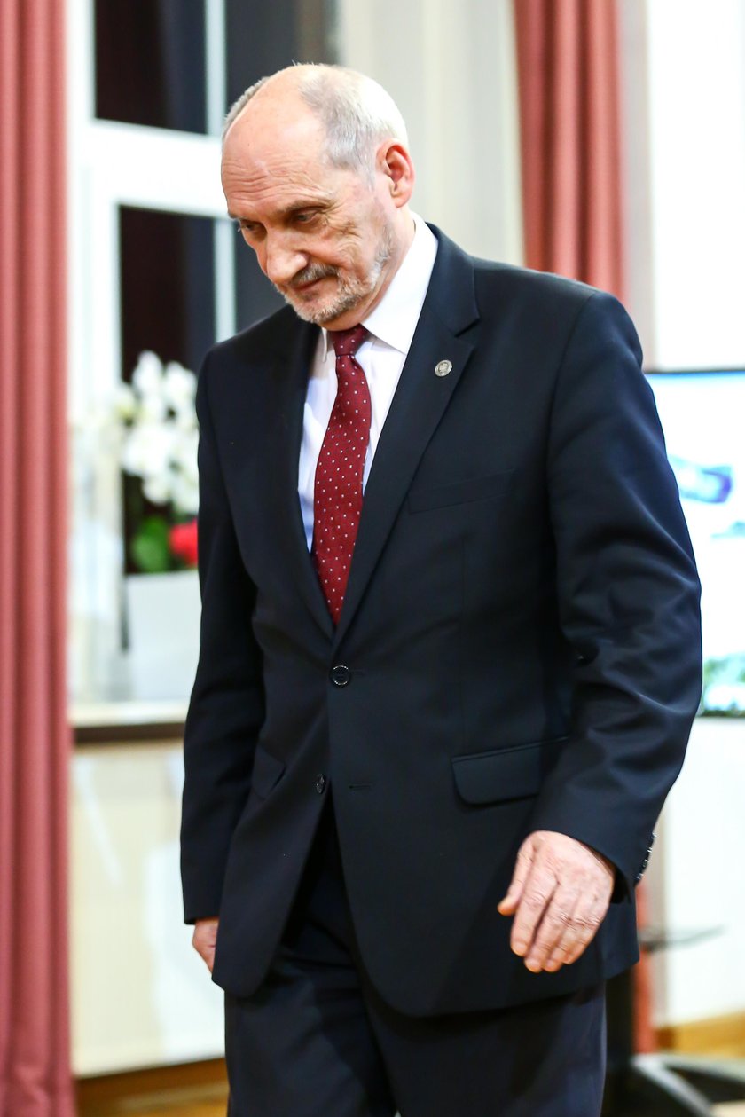 MON zmienia decyzję w sprawie apelu smoleńskiego. Macierewicz przegrał