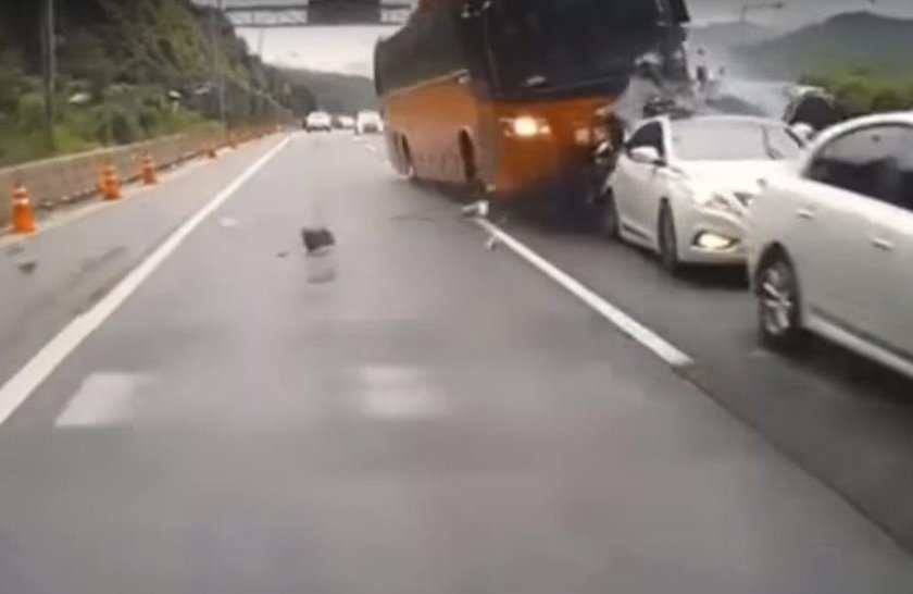 Autobus zmiażdżył samochody. Są ofiary