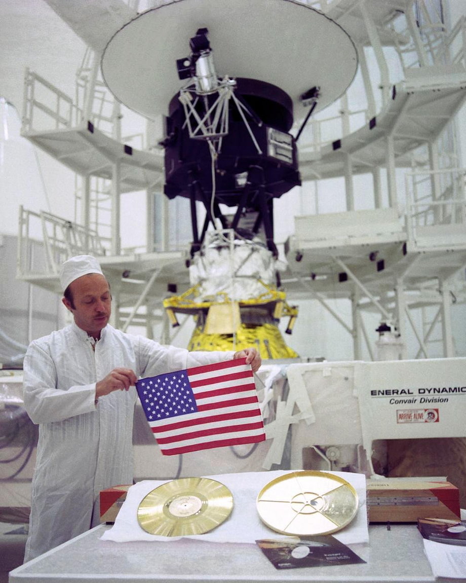 Złote dyski i amerykańska flaga. Takie zestawy trafiły do obu sond Voyager