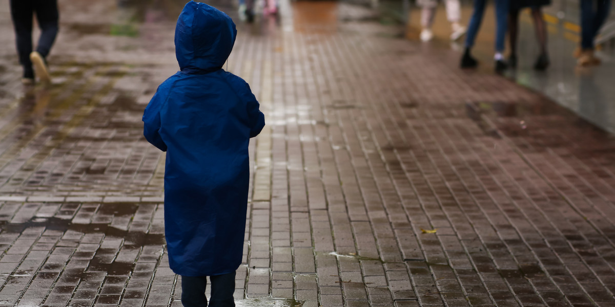 Był lekko ubrany, a na nóżkach miał dwa różne buty. Zapłakany sześciolatek szukał taty [zdjęcie ilustracyjne]