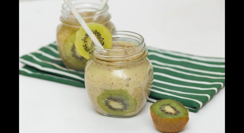 Kiwi and yoghurt smoothie