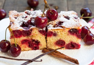 Recept za kolač sa višnjama: Mekan je, sočan i gotov za tren, a što duže stoji to je lepši