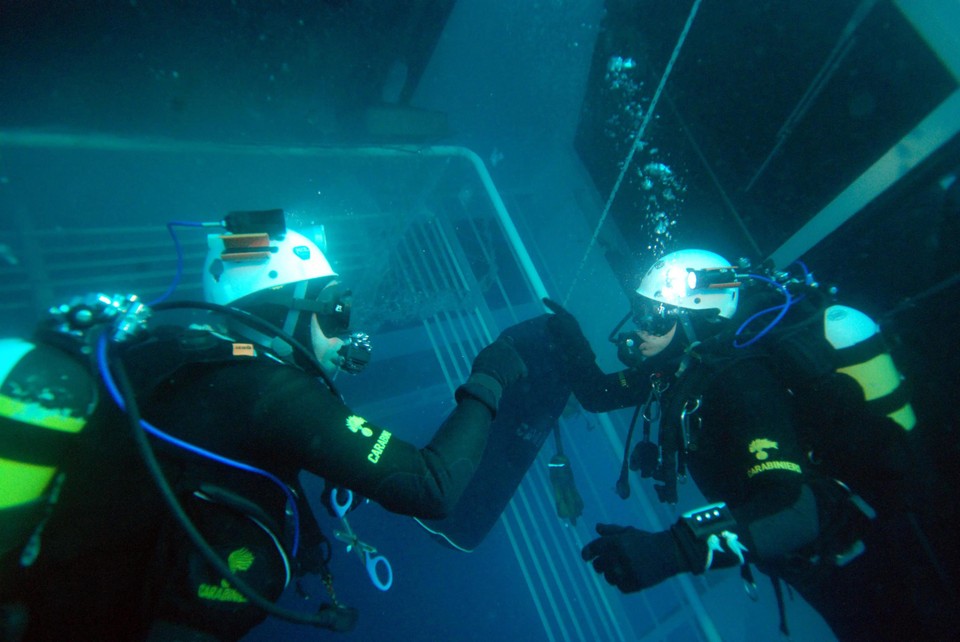 ITALY COSTA CONCORDIA (Carabinieri divers inspect the inside of Costa Concordia cruise ship)